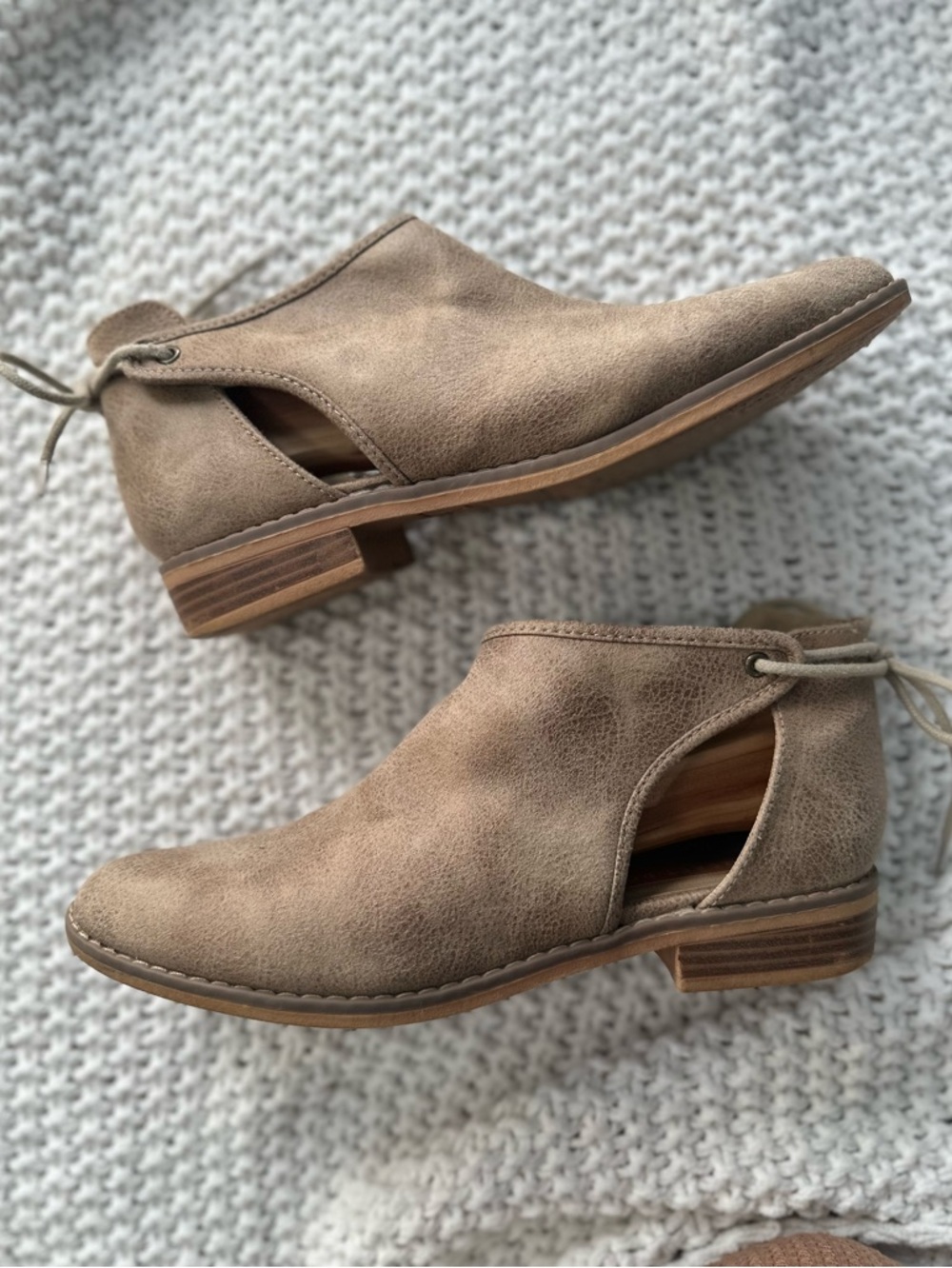 Rocket Dog Tan Leather “Method” Tie-back Booties